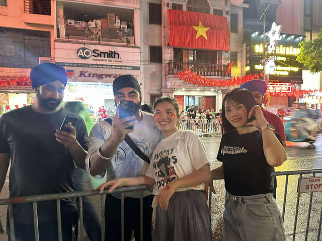 Nhiều du khách nước ngoài cũng hào hứng chụp ảnh lưu lại kỷ niệm trong dịp Đại lễ này. le3.jpg