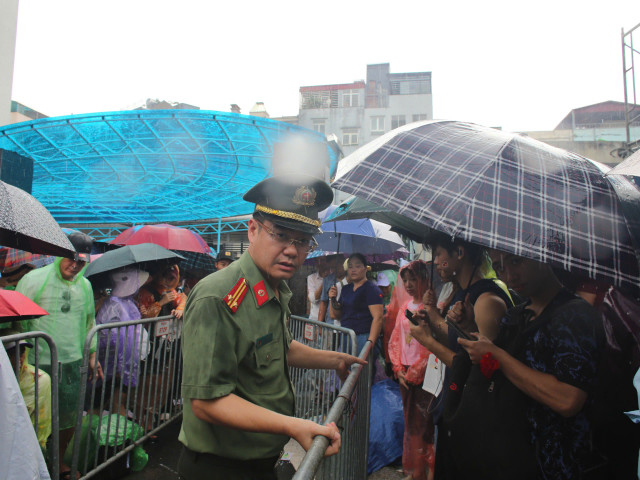 Lực lượng Công an làm nhiệm vụ phân làn tại Kim Mã khi dòng người đổ về khu vực trung tâm ngày một lớn. 4.jpg