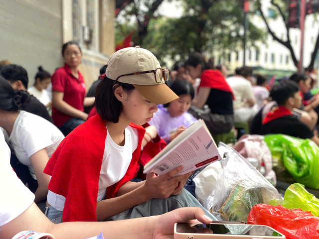 Một số bạn trẻ khác thì tranh thủ đọc sách... 9.jpg