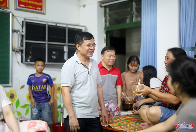 Bí thư Đảng ủy xã Diễn Châu Hà Xuân Quang động viên người dân sơ tán tránh trú bão số 5. Ảnh: Thanh Hải. bao4.jpg