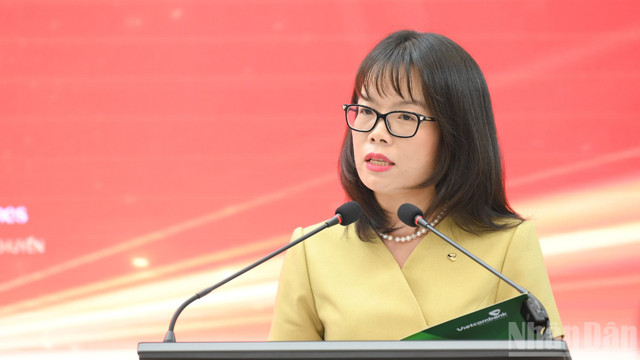 Bà Đoàn Hồng Nhung - Thành viên Ban Điều hành, Giám đốc Khối Bán lẻ, Ngân hàng Vietcombank phát biểu tại buổi họp báo. (Ảnh: THẾ ĐẠI) Bà Đoàn Hồng Nhung - Thành viên Ban Điều hành, Giám đốc Khối Bán lẻ, Ngân hàng Vietcombank phát biểu tại buổi họp báo. (Ảnh: THẾ ĐẠI)