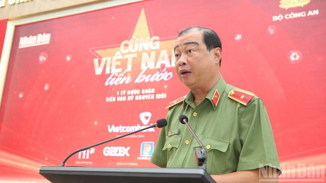 Thiếu tướng Lê Hồng Hiệp, Phó Cục trưởng Cục Công tác chính trị phát biểu tại buổi họp báo. (Ảnh: THẾ ĐẠI) Thiếu tướng Lê Hồng Hiệp, Phó Cục trưởng Cục Công tác chính trị phát biểu tại buổi họp báo. (Ảnh: THẾ ĐẠI)