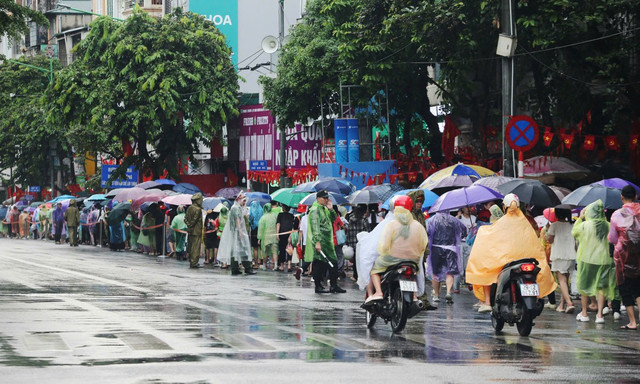 Lượng khách đổ về các tuyến phố trung tâm ngày một đông. thaihoc1.jpg
