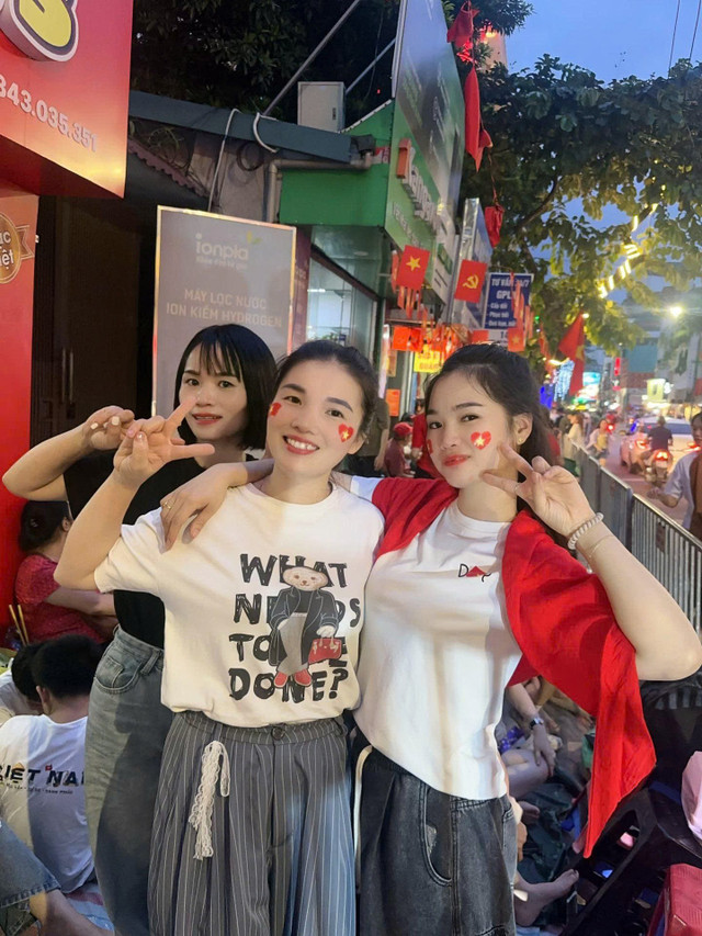 Chị Nguyễn Thị Tuyết, Xã Tam Dương Bắc - Phú Thọ chia sẻ "Dù sáng 30/8 mới tổng duyệt nhưng tối 29 tôi đã có mặt. Thấy bà con đến đông, không khí trang nghiêm và rộn ràng, tôi cảm nhận rõ niềm tự hào và mong muốn được tận mắt chứng kiến khoảnh khắc đặc biệt." le2.jpg