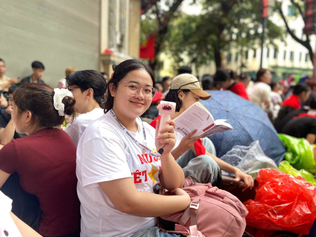 Ngọc Huyền (24 tuổi - Nghệ An) cho biết: “Mặc dù mình ra đây từ sáng sớm tinh mơ, lại gặp mấy trận mưa nên có sự mệt mỏi, tuy nhiên bây giờ nhìn tinh thần của mọi người xung quanh đều tươi vui, ai nấy động viên nhau khiến mình cảm thấy mọi sự mệt mỏi như tan biến”. 11.jpg