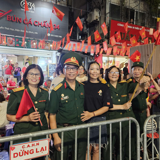 Hình ảnh tuyệt đẹp về các cựu chiến binh giao lưu, chụp ảnh cùng thế hệ trẻ tại con phố Nguyễn Thái Học. 8.jpg