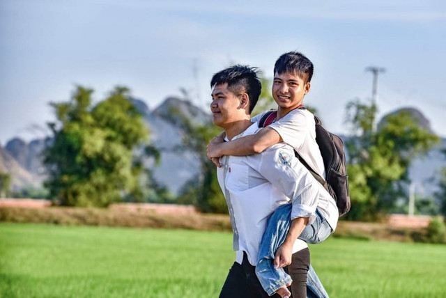 Đã 10 năm Hiếu làm “đôi chân” đưa bạn đến lớP. Ảnh: Hoàng Đông/Lao động thủ đô. conban2.jpg