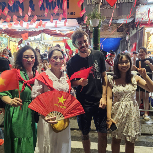 Du khách mọi lứa tuổi cùng nhau tạo dáng trong không khí tươi vui, háo hức trên con phố Nguyễn Thái Học. 4.jpg