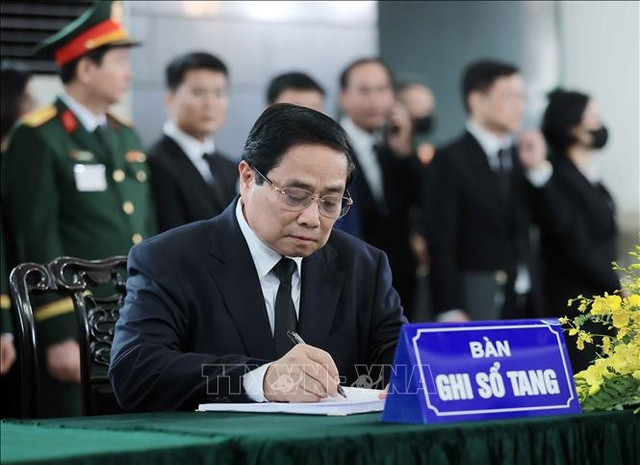 Thủ tướng Phạm Minh Chính xúc động ghi sổ tang. Ảnh: TTXVN. so-tang3.jpg