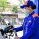 Giá xăng tăng mạnh, RON 95 vượt 21.000 đồng/lít
