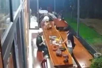 Đang ngồi nhậu trước nhà, người đàn ông trúng đạn tử vong 