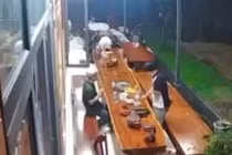 Đang ngồi nhậu trước nhà, người đàn ông trúng đạn tử vong 