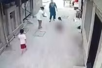 Rơi từ tầng 3 xuống đất, bé trai 5 tuổi tử vong