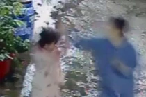 Người phụ nữ nhổ nước bọt, đánh bé gái 10 tuổi gây bức xúc ở TP.HCM