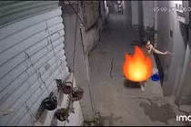 Người đàn ông "thoát y” đuổi theo cô gái đi xe trong đêm