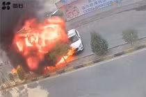 Người đàn ông vô tình châm lửa cả xe của mình khi quay đầu khỏi đám cháy