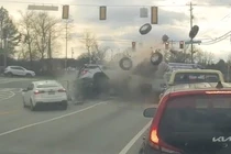 Đạp nhầm chân ga, xe hơi tông nát nhiều xe khác đang chờ đèn đỏ