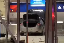 Xe hơi đâm thẳng vào nhà ga sân bay, làm 6 người bị thương
