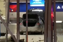 Xe hơi đâm thẳng vào nhà ga sân bay, làm 6 người bị thương