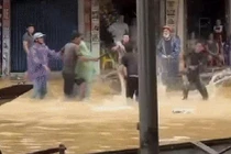 Nhóm người hỗn chiến bằng mái chèo giữa dòng nước ngập ở Huế