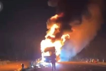 Xe khách lớn cháy ngùn ngụt, trơ khung vì nổ lốp