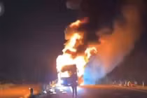 Xe khách lớn cháy ngùn ngụt, trơ khung vì nổ lốp