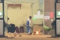 Em bé 16 tháng tuổi bị xách ngược, ném xuống nền bê-tông