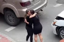 Va chạm xe trên phố, 2 cô gái có động thái xử lý bất ngờ 