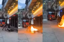 Người phụ nữ đốt xe máy của bạn trai ngay giữa đường vì mâu thuẫn tình cảm