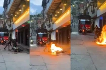 Người phụ nữ đốt xe máy của bạn trai ngay giữa đường vì mâu thuẫn tình cảm