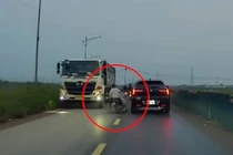 Vượt ẩu, người phụ nữ 'run tay' trước xe tải, thoát chết trong tích tắc