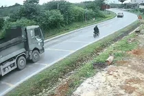 Xe con đối đầu xe tải rồi lật ngửa trên đường