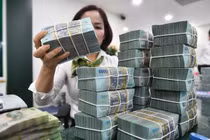 Lãi suất liên ngân hàng tăng vọt 12%, Ngân hàng Nhà nước bơm ròng 31.000 tỷ