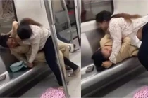 Hai người phụ nữ túm tóc, lao vào đánh nhau ngay trên tàu điện