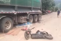 Xe đạp điện va chạm xe đầu kéo khiến 4 em nhỏ thương vong