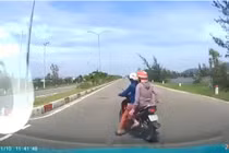 Taxi va chạm xe máy đang sang đường, một người tử vong 