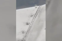 Đinh tán lỏng lẻo rung chuyển trên cánh máy bay khiến hành khách hoảng sợ