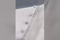 Đinh tán lỏng lẻo rung chuyển trên cánh máy bay khiến hành khách hoảng sợ