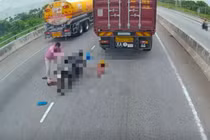 Container cán tử vong người vợ, người chồng quỳ gục gào khóc giữa đường 