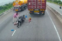 Container cán tử vong người vợ, người chồng quỳ gục gào khóc giữa đường 