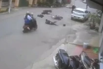 Nhóm học sinh đi dàn hàng ngang, bị xe ngược chiều đâm văng 