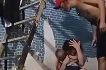 Người đàn ông đánh cô gái đang ôm con nhỏ rồi livestream 