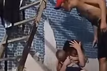 Người đàn ông đánh cô gái đang ôm con nhỏ rồi livestream 