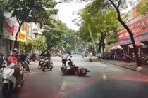 Thanh niên đi xe đạp điện tông ngã người khác rồi bỏ đi 