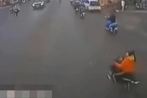 Người phụ nữ tử vong vì rẽ trước mũi xe đầu kéo, bị cuốn vào gầm 