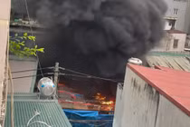 Hà Nội: Kho đông lạnh bốc cháy dữ dội, 6 xe máy và 1 ô tô bị thiêu rụi