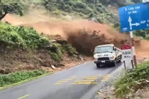 Sạt lở bất ngờ trên đường lên Sa Pa, xe tải may mắn thoát nạn 