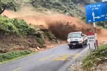 Sạt lở bất ngờ trên đường lên Sa Pa, xe tải may mắn thoát nạn 