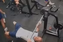 Người đàn ông tử vong do thanh tạ trượt khỏi tay, rơi thẳng vào ngực