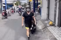 Người đàn ông cầm dao đe dọa tài xế xe ba gác sau va chạm giao thông